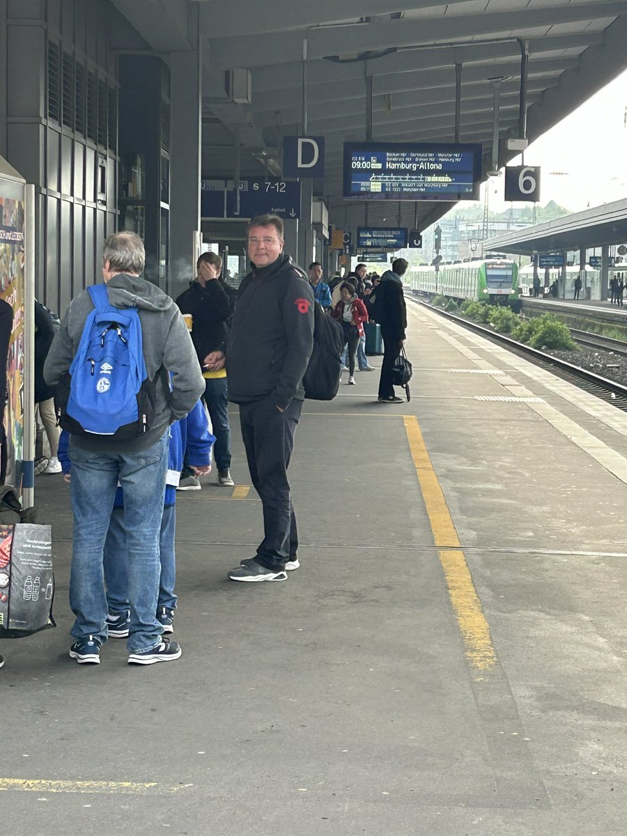 #Schalke - auf dem Bahnhof stehen bereits die ersten Fans…mehrere hundert Schalker sollen sich auf den Weg nach Hamburg gemacht haben…