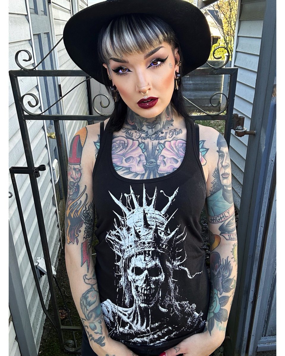 The stunning @jesikavaylen in our Sea Witch T-shirt

#VampireFreaks #Spooky #AltFashion #SeaWitch #Goth