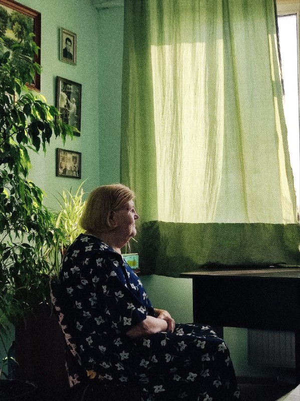 Це Марія Стус, яка все життя вчителювала у Донецьку. Вона тужить за своїм садом у Благодатному під Донецьком. У неї багато питають, як це бути сестрою Василя Стуса, але мало питають про її втрачений сад.