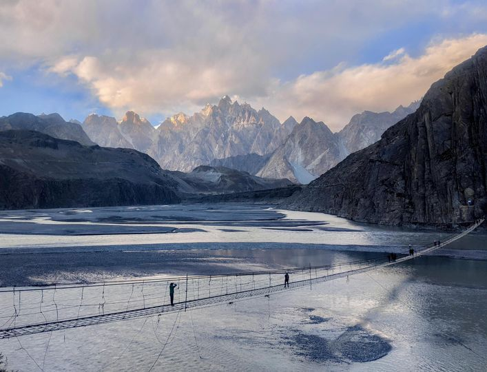 GORSKI_SWIAT's tweet photo. #mountain_world🏔️#himalaje 
#Hussaini_Suspension_Bridge, #Hunza_Valley, 
#Gilgit_Baltistan_Pakistan
Emmad Ul Hassan... https://t.co/qXwEtmQV4M