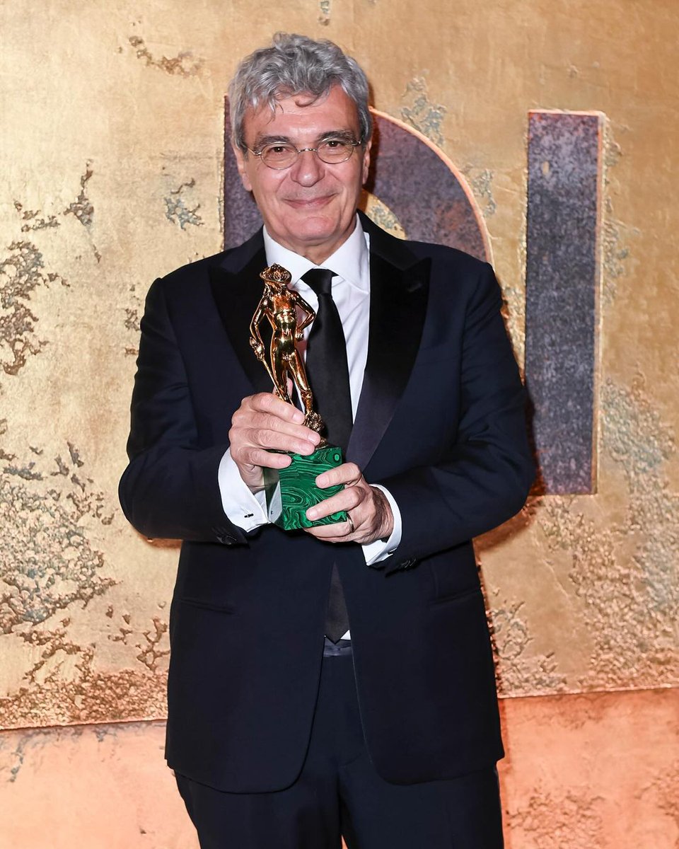 イタリアNo.1映画賞、ダヴィッド・ディ・ドナテッロ賞が発表されました

最優秀ドキュメンタリー賞を受賞した、マリオ・マルトーネは　#GiorgioArmani のタキシードを着用し授賞式に出席しました。#ArmaniStars #MarioMartone #David69