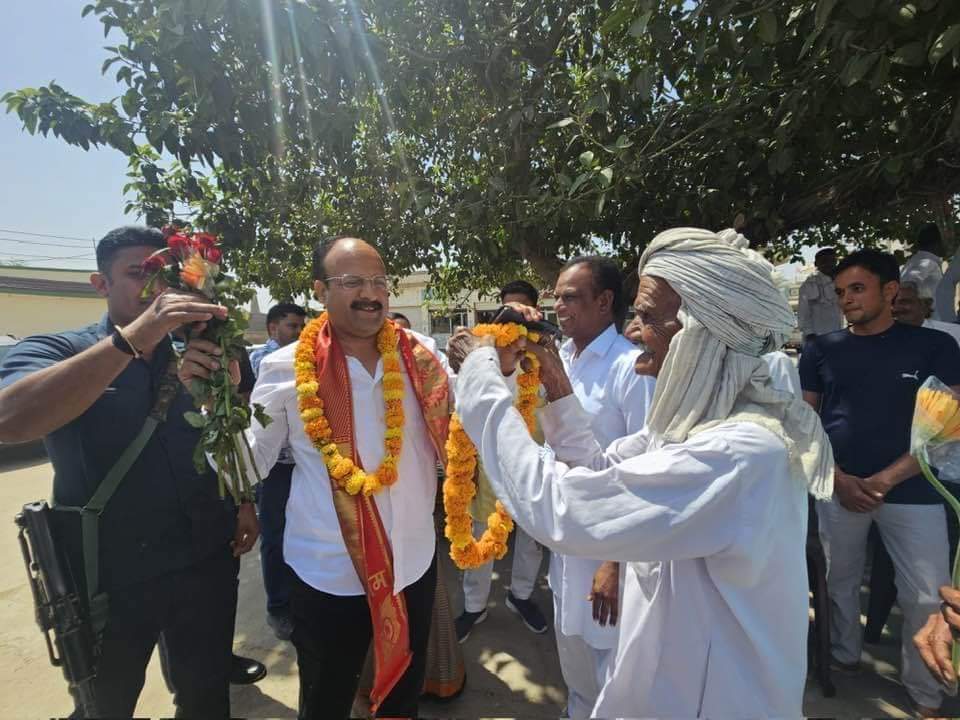 ChandGurjar25's tweet photo. गांव बेहरवाला खुर्द का सत्कार कप्तान साहब @CaptJasvinder जी के साथ!

किया ऐलान ##AbkiBaar400Paar 

#PhirEKBarModiSarkar 🪷

#AbkiBaar400Paar #ModiforSirsa
#VoteForModi #VoteBJP

@narendramodi @AmitShah @smritiirani @BJP4India @BJP4Haryana @cmohry @mlkhattar @BjpBiplab https://t.co/KtbvjelSMr
