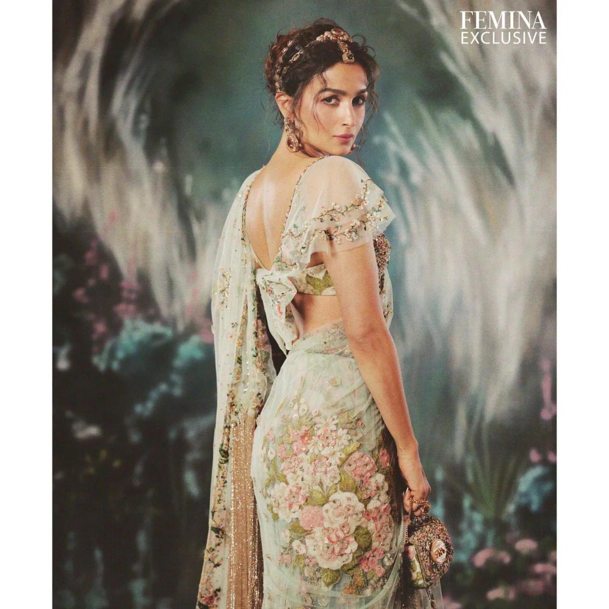 FeminaIndia's tweet image. #FeminaExclusive: When Alia MET Sabya... It's not everyday that we get to witness beauty and brilliance so neatly packaged together. But bring Alia Bhatt, the powerhouse of talent, and Sabyasachi Mukherjee, every muse's dream designer, together, and magic will follow. 

As
