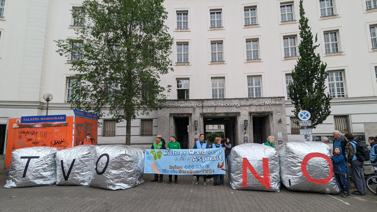 Ab heute können Einwendungen eingereicht werden! Und zwar gegen den Bau der #TVO, einer vierspurigen Schnellstraße im Berliner Osten. Wir protestieren und sagen: Die Chance für die neue Senatorin Ute Bonde: Schiene statt TVO! #wuhlibleibt #verkehrswende robinwood.de/pressemitteilu…