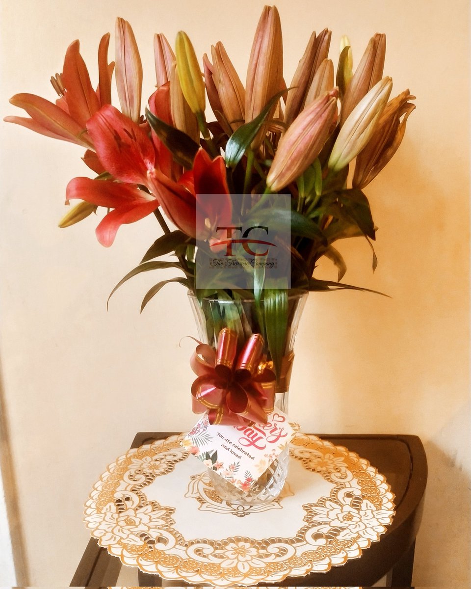 Early mother's day deliveries💐

Fresh bouquet of lillies in a crystal vase.

Talk to us today about creating special moments for your loved ones.

#freshflowers 
#florist 
#giftspecialist 
#hampersbyesther 
#the_treasure_company
