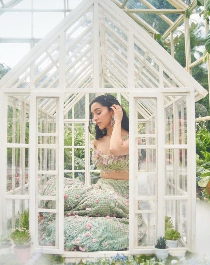 Manasee__'s tweet photo. When i saw alia - my mind instantly went to this @kresha_bajaj masterpiece #MetGala2024 #shraddhakapoor https://t.co/0ombdHYfEn