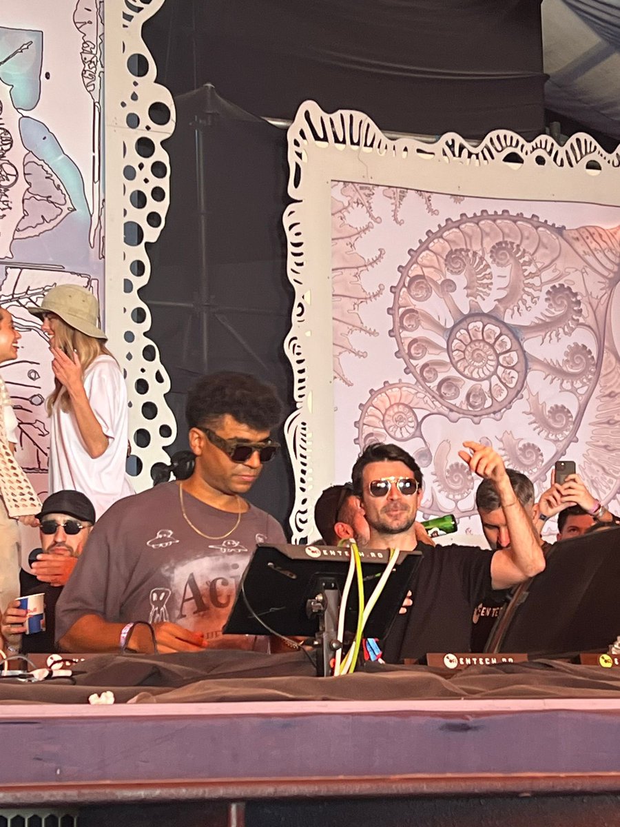 tuesday morning live from #Sunwaves Romania 🇷🇴 #lucadea still here! #jamiejones now 😎