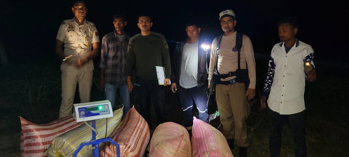 #WarAgainstDrugs
A Team of Mazbat PS, intercepted and seized Cannabis of approx 105 KG, near Assam -Arunachal Pradesh border, under Mazbat  PS .Lawful action has been initiated.
@CMOfficeAssam @himantabiswa @assampolice @DGPAssamPolice @gpsinghips @HardiSpeaks