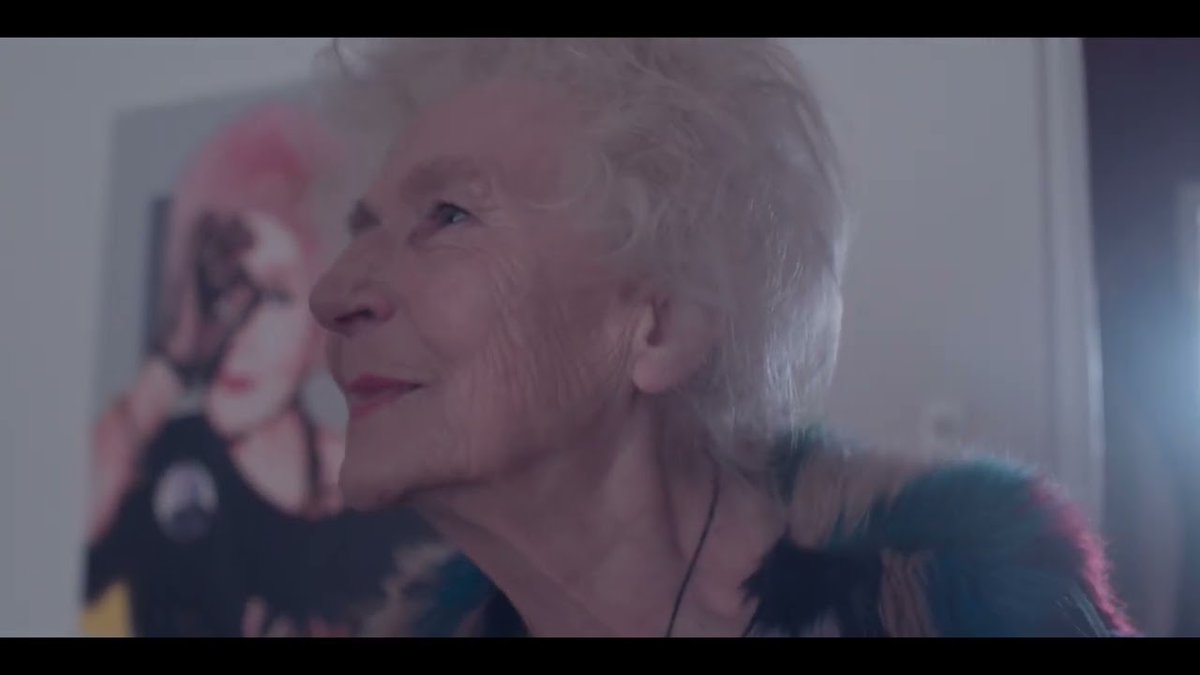 FOR_COMMA's tweet image. &amp;lt;할머니 DJ, 비카!&amp;gt; #전주국제영화제
이토록 노년의 여성이 이렇게나 한꺼번에 많이 나온 영화를 본 적 있었던가! 늙은 몸과 늙은 얼굴. 우리가 언제고 기어코 마주해야 하는 나이듦에 대해 생각해볼 수 있는 영화. 세월이 깃든 피부 위를 비추는 햇살은 언제고 충만한 행복을 가져다준다. #Vika