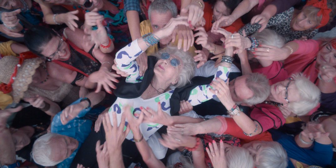 FOR_COMMA's tweet image. &amp;lt;할머니 DJ, 비카!&amp;gt; #전주국제영화제
이토록 노년의 여성이 이렇게나 한꺼번에 많이 나온 영화를 본 적 있었던가! 늙은 몸과 늙은 얼굴. 우리가 언제고 기어코 마주해야 하는 나이듦에 대해 생각해볼 수 있는 영화. 세월이 깃든 피부 위를 비추는 햇살은 언제고 충만한 행복을 가져다준다. #Vika