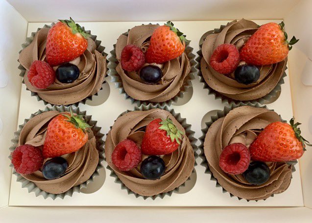 Belgian chocolate cupcakes topped with organic berries… Tell: 07824 705364 or DM #firsttmaster #cupcakes #shopindie #London #EarlyBiz