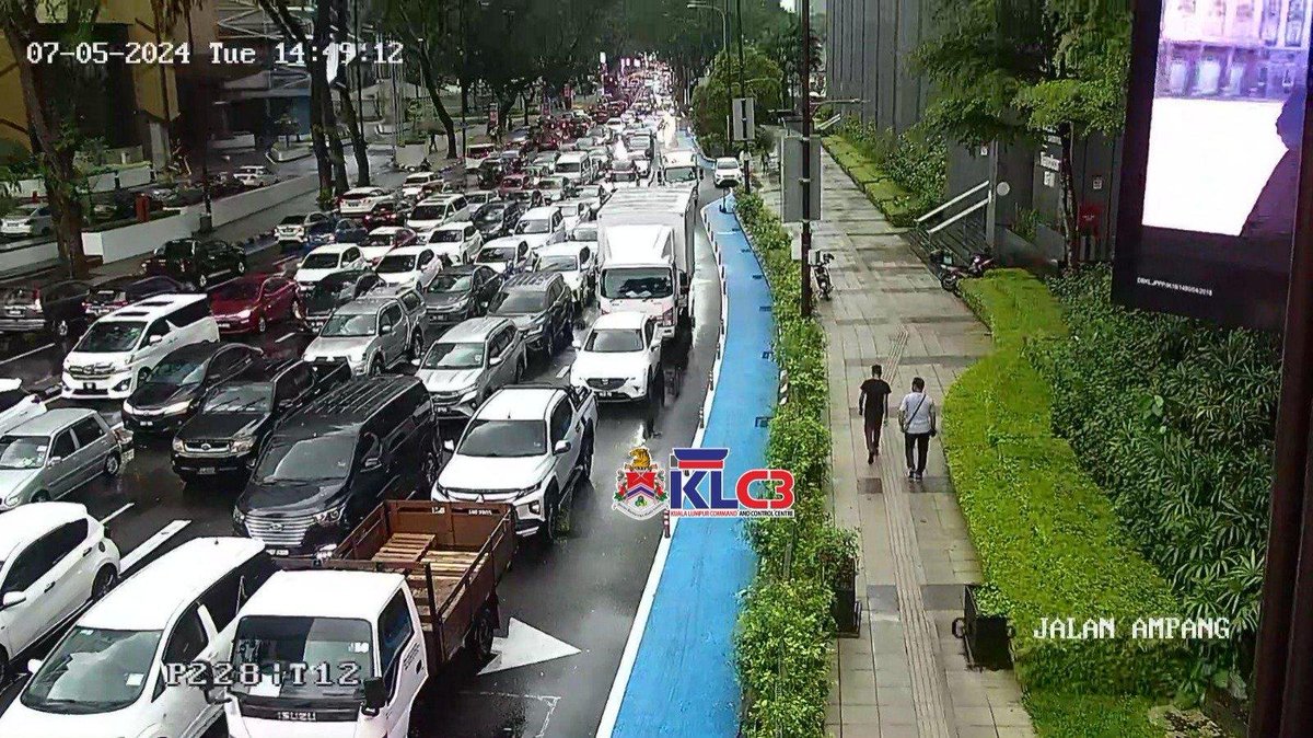 Rapid KL says its monorail services are currently experiencing some delays, after a tree fell onto the track between the Bukit Nanas and Raja Chulan stations due to bad weather. Reports say the roads in both directions have also been temporarily closed due to the incident.