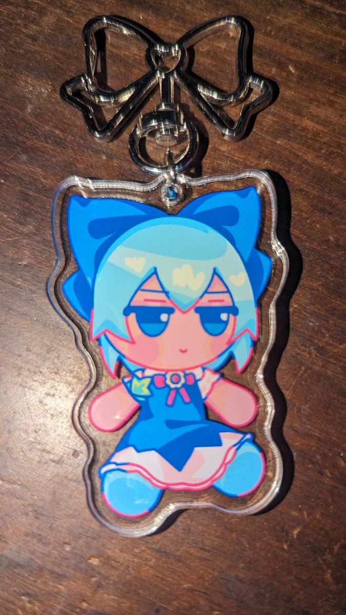 Anyways @GetterEmperor gave me the cutest double sided Cirno/Tanned Cirno charm of all time I'm in love with this thing