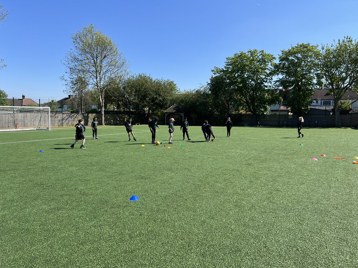 Year 5 enjoyed continuing with the health and fitness cog this morning by using their sending and receiving skills in a game of scatterball. #WeAreLEO🦁 @real_PE_ @LEOsports7 @LEOacademies