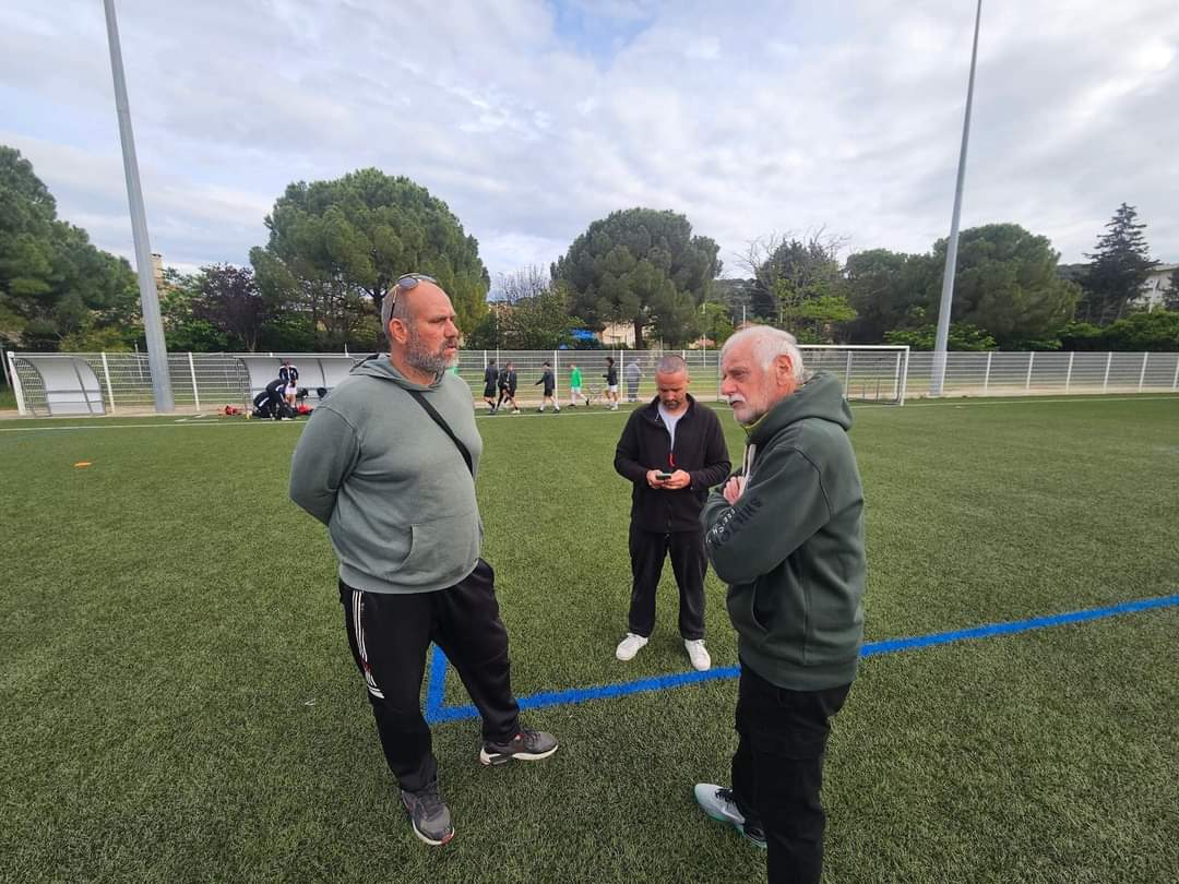 Hier, à l’initiative de Franck Casalis, entraîneur des U15 vert et blanc, Patrick Lebeau est venu prodiguer de judicieux conseils à cette jeune génération, qui jouera cette semaine la finale de la coupe de l’Hérault.
#TeamFCSete
