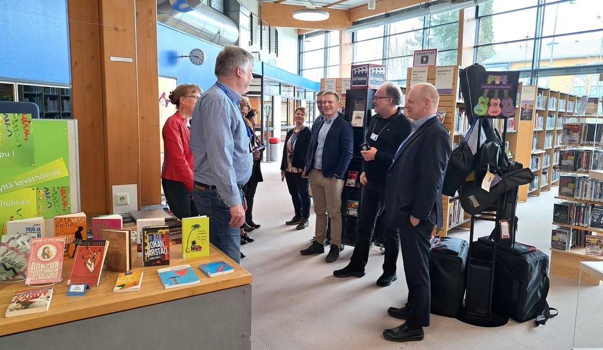 #Kirjasto on vuodesta toiseen yksi kiitetyimpiä palvelujamme. Samalla se on palvelu, joka luotaa koko ajan tulevaa ja kehittää uutta. #Ylöjärvi kaupungin johtoryhmä vieraili tänään pääkirjasto Leijassa - kiitos esittelystä kirjastotoimenjohtaja Liisa Nikkilä! <a href="/YLOkirjasto/">Ylöjärven kirjasto</a>
