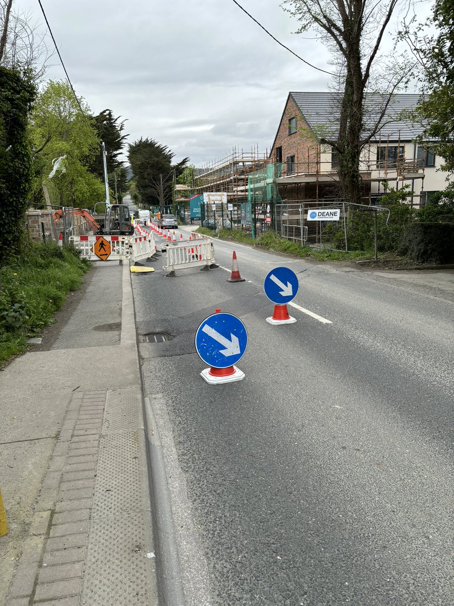 ‼️ Part of Glenamuck Road Down to One Lane ‼️ Please be aware that road works are being done on the Glenamuck Road just past Carrickmines Manor. This has led the road to be reduced to one lane and increased traffic around that area. @nealerichmond @ReginaDo @FitzgeraldFrncs…