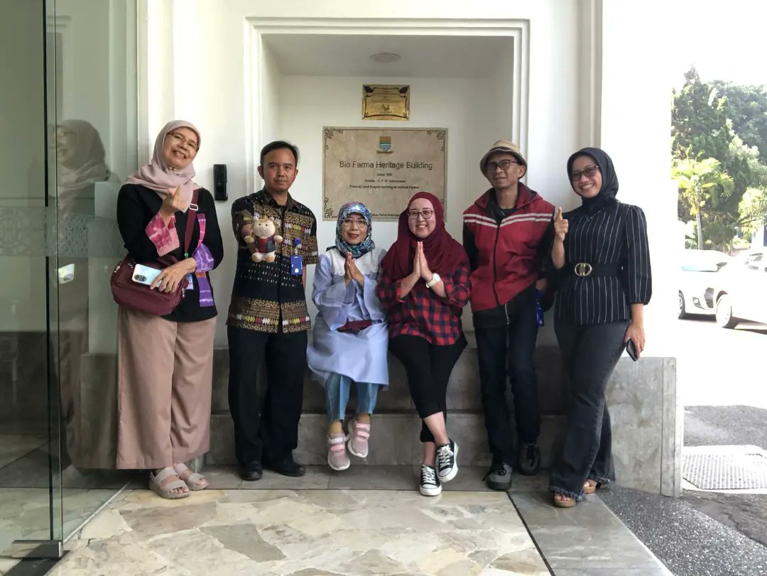 Usai sudah BWI mengunjungi gedung bersejarah Biofarma dan menjelajahi sejarah vaksin. Terima kasih pengelola Biofarma atas sambutan hangatnya. Sampai jumpa lagi!

 #walkingtourbandung #walkingtour  #biofarma #bandungtrip #museum #sekolah #bandung #liburanbandung  #belanda