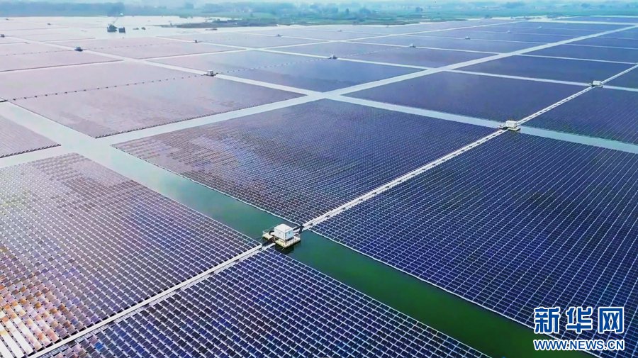 Located in Yingshang County, east China’s Anhui Province, a coal mining subsidence area has been turned into a solar power station. Neatly arranged photovoltaic panels float on the water surface, creating a picturesque landscape.