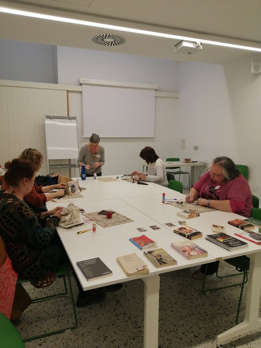 🖍️✂️Al taller de creació literària amb motiu del #BCNPoesia vam crear uns bonics objectes poètics! #poesiavisual