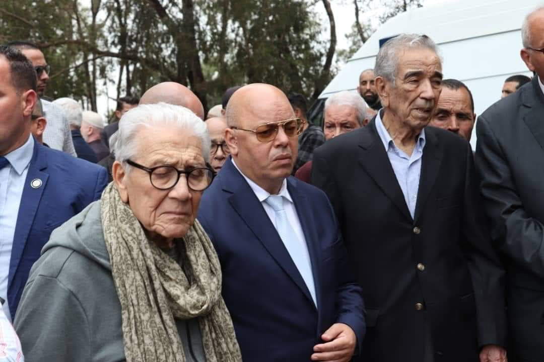 elkabasdz's tweet photo. 📸 تشييع جثمان الفقيدة المجاهدة وعضو جيش التحرير الوطني  "#وسي_عوالي" زوجة سنوسي المعروفة بفريدة، بمقبرة العالية.
▪︎الفقيدة التحقت بالثورة التحريرية سنة 1956 كمحافظ سياسي لتلتحق عام 1960 بـ "المالغ #malg" تحت مسؤولية عبد الحفيظ #بوصوف.
▪︎التحقت بالنضال كعضو في #جيش_التحرير_الوطني منذ سنة 1956، بالولاية الخامسة التاريخية، بقيت المجاهدة تناضل باستماته مع رفقائها، الى غاية الاستقلال.