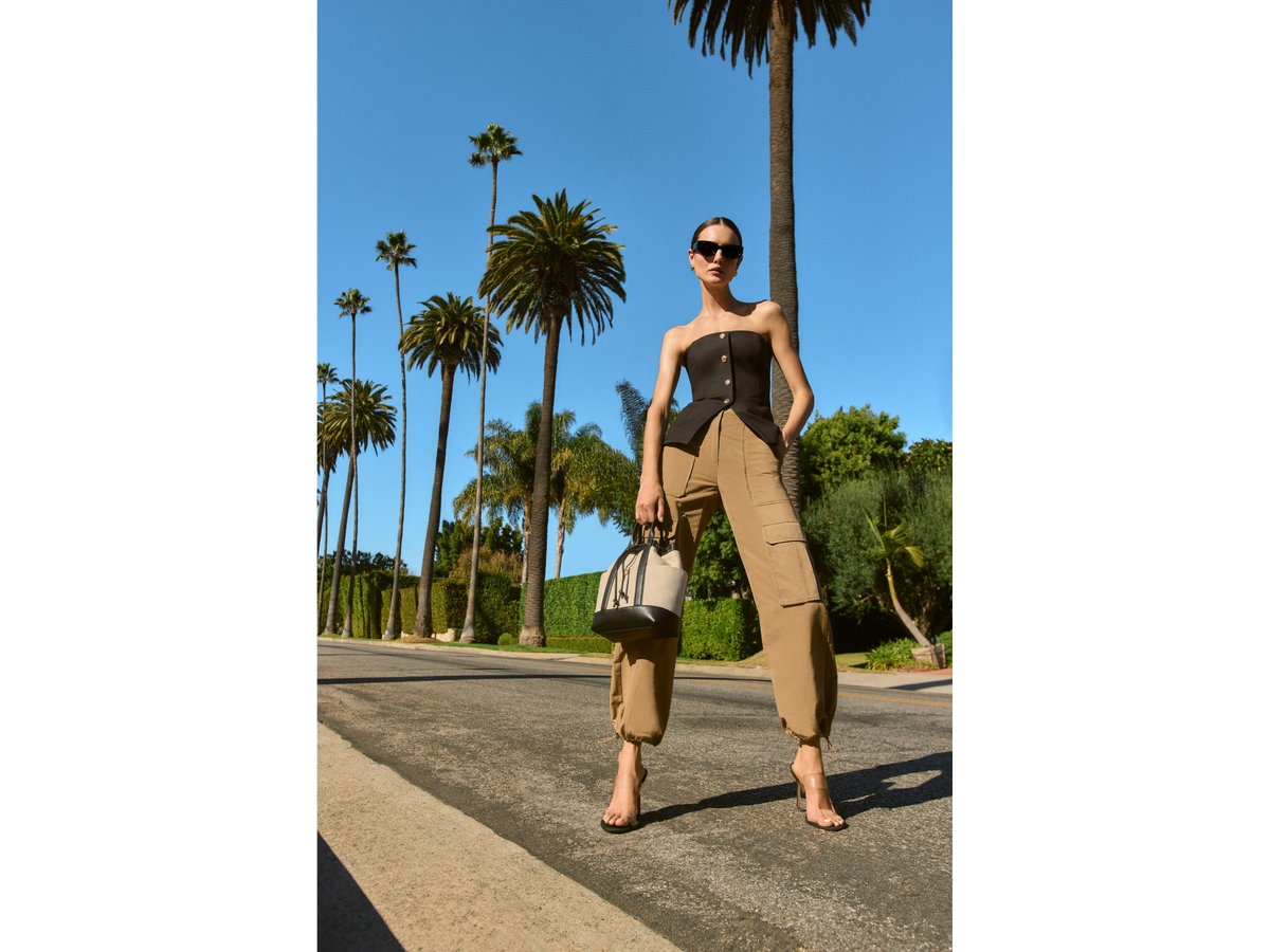 Veronica Beard Launches First Handbag Collection Spring 2024 luxurylifestyle.com/headlines/vero… #handbag #purse #fashion #luxury