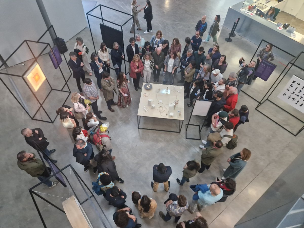 🔬El proyecto de divulgación científica 'NanoAsalto Evolution' acerca la nanociencia a través del arte. 🗓️Pérez Forniés ha inaugurado la exposición, que podrá visitarse en la Escuela de Artes hasta el 14 de mayo. 🖇️tinyurl.com/33sjbh8h
