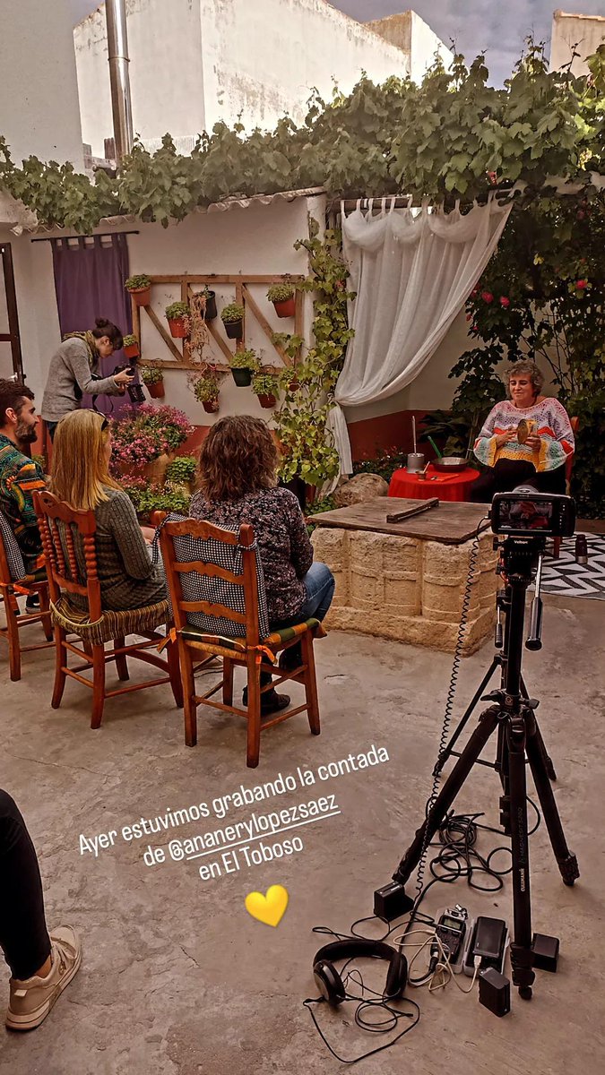 Qué bonito y divertido fue grabar la sesión de #narraciónoral de #AnaNery en un patio manchego de #ElToboso. Pronto podréis ver su video promocional... 🎞️ 
#cuentos #artista #espectáculo