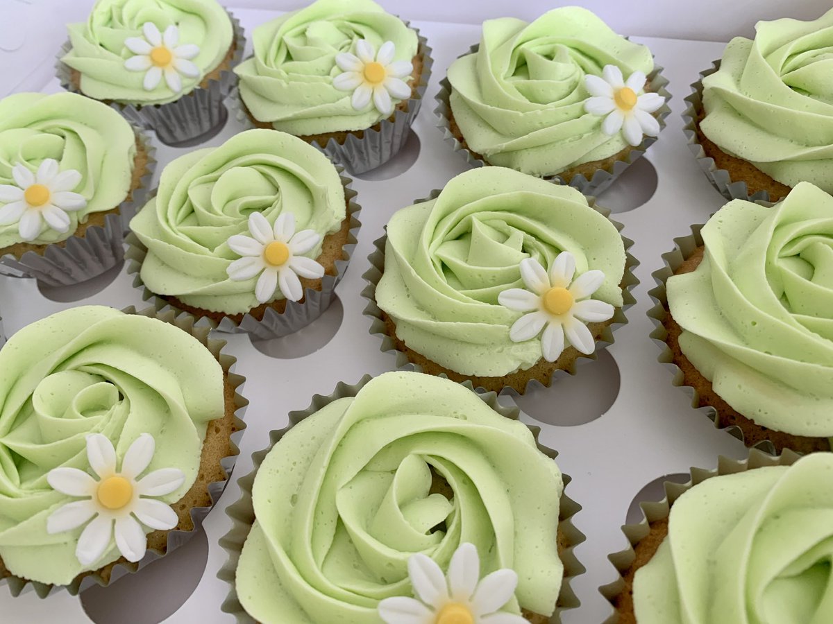 It’s all about daisies… Tell:07824 705364 or DM #firsttmaster #daisies #cupcakes #shopindie #London #EarlyBiz