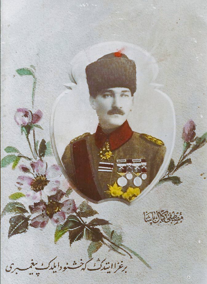 Mustafa Kemal Paşa'nın 1918'de çekilen fotoğrafı üzerine el yazısıyla yazılmış bir cümle: 'Bir ġazā ettin ki, hoşnud eyledin peygamberi.'