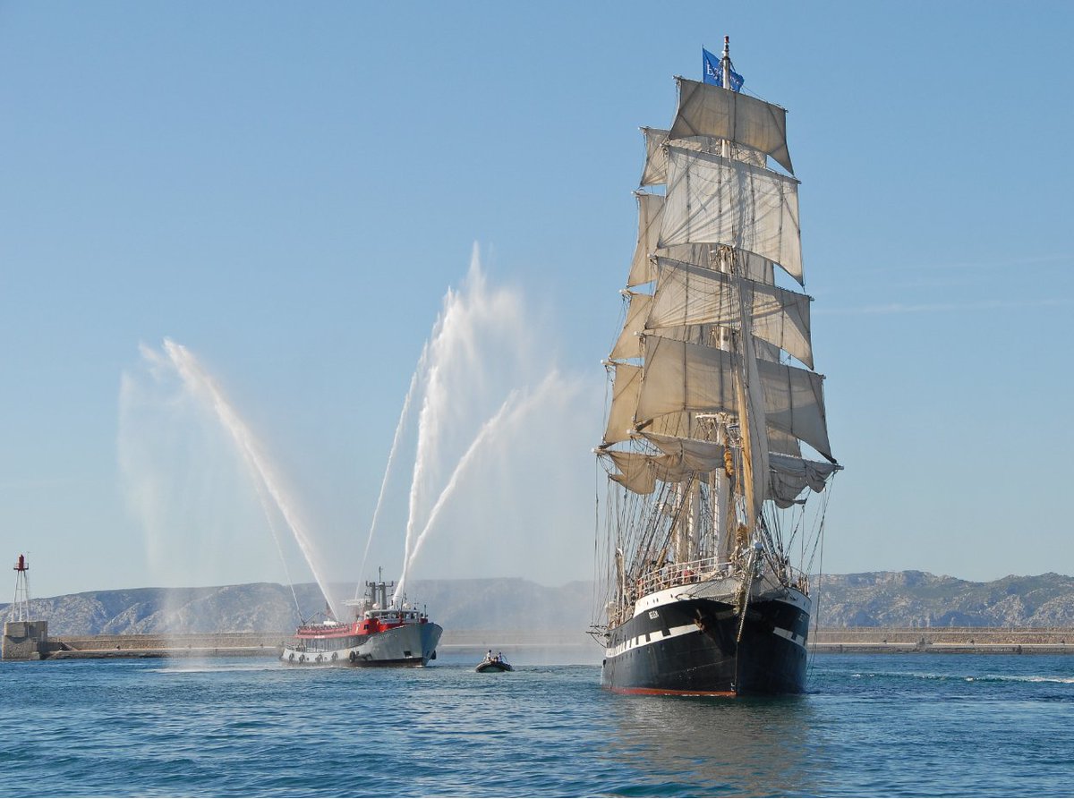 #Belem| Avant d’apporter la 🔥 à @marseille cette année, le @troismats_Belem avait déjà été accueilli par les @marinspompiers ! Prêts à revivre ce moment ?