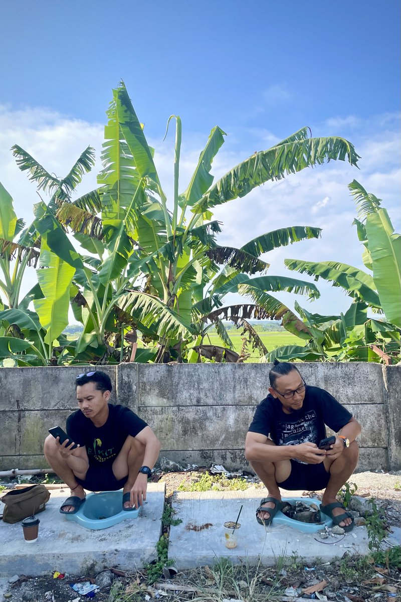 (bukan) Lomba jongkok

📍Rest Area Tol Trans-Jawa, Ngawi

#travelphotography 
#streetphotography 
#tuesdayvibe 
#Documentary