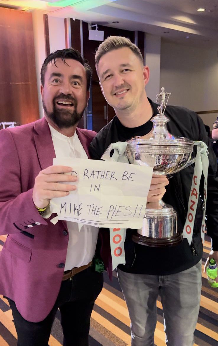 Seamus Mulvihill celebrating with new snooker World Champion Kyren Wilson in Sheffield last night. @KyrenWilson #idratherbeinmikethepies