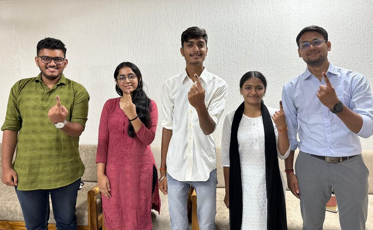 Youth voters of the MSU, Baroda exercised the #RightToVote. #LokSabhaElections2024    #ChunavKaParv #DeshKaGarv #LokSabha2024  #Election2024 #ECI #GoVote #NoVoterToBeLeftBehind #iVote4Sure #વડોદરા #Vadodara @ECISVEEP @SpokespersonECI @CEOGujarat