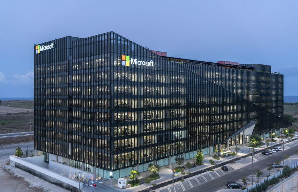 🚨 Microsoft has acquired 48 acres of land in Hyderabad to build a data center. Microsoft has big plans to expand its data center business and will be developing one of the biggest data centers in the region. #Telangana