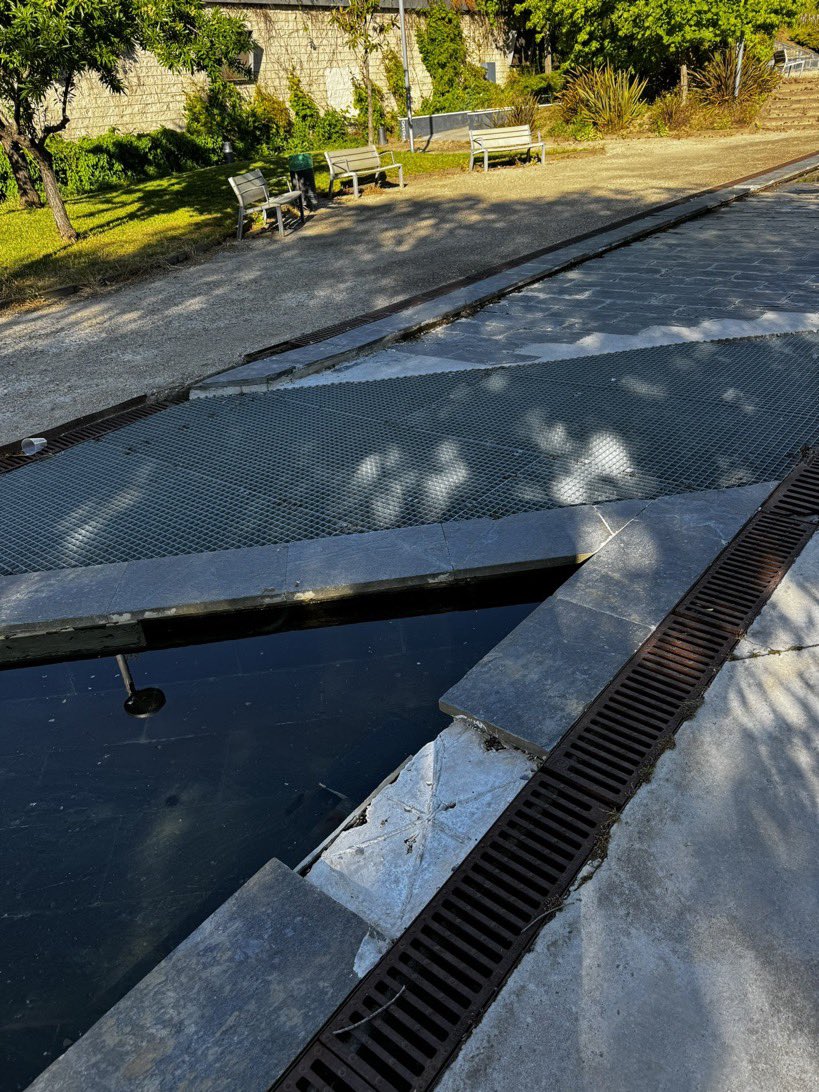 Esta es la plaza que da al Centro de Salud de Gregorio Marañón #Alcorcon, y es una vergüenza su falta de mantenimiento, su dejadez y abandono. Sin árboles, todo abandonado y lleno de hierbajos y la fuente cada día con menos peldaños y abandonada. es una vergüenza. El actual…