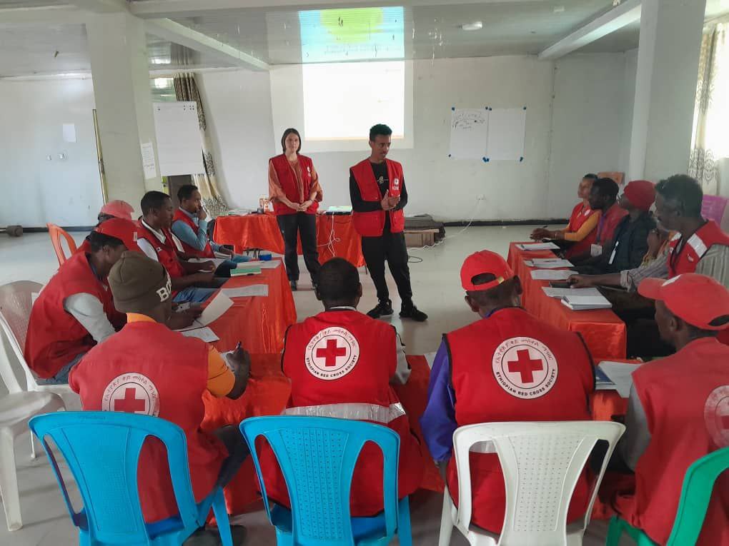 We work to reconnect families separated by conflict. @ICRC trained 23 @EthioRedCross volunteers on registering separated & missing persons, & on how to provide information to families in Metema, Kumer and Allemwach camps in West and North Gondar, #Amhara Region.