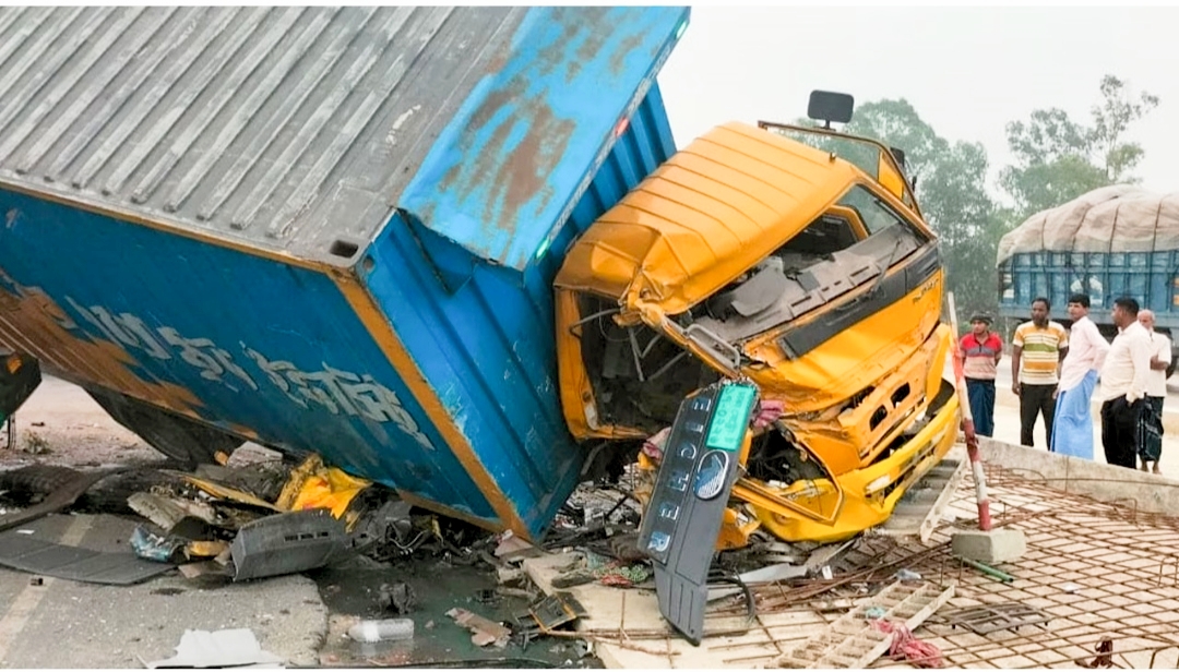 টাঙ্গাইলে কাভার্ডভ্যান-ট্রাকের মুখোমু‌খি সংঘর্ষে চালক নিহত