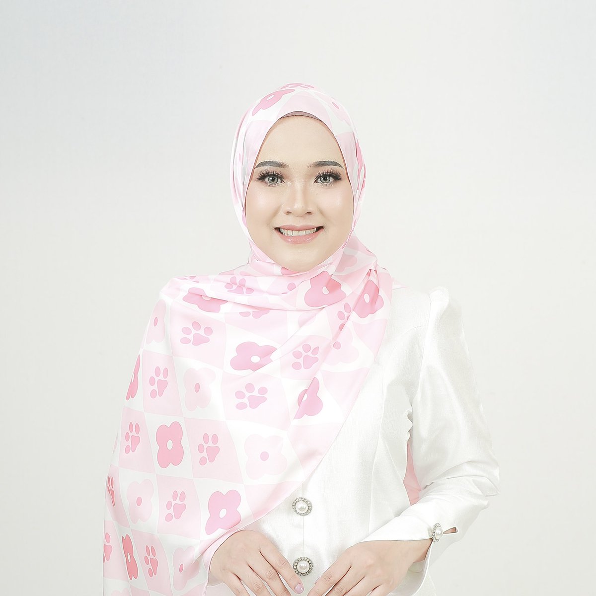 thehartan's tweet photo. Surprise your Meowther on this Mother’s Day 😻
Mother’s Day is coming soon! Our cat scarves might be a lovely gift for your Meowther. It’s come with a cat box and a wish card; drop your Mother’s Day wishes upon checking out.
.
#hartan #catscarf #catscarves https://t.co/gMRoVfYG5k