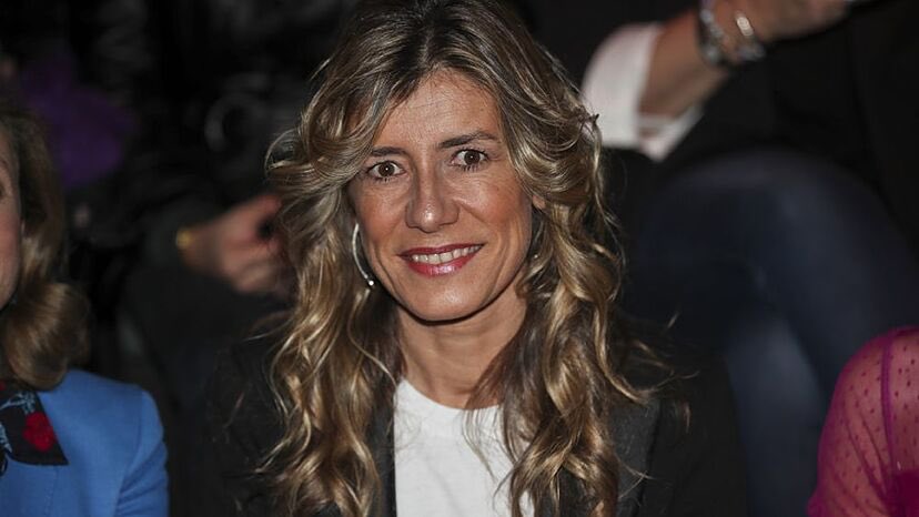 Anacunetas55's tweet photo. Begoña Gómez es la primera mujer de un presidente IMPUTADA.

Que vergüenza 
Que pvta vergüenza.

Sánchez a prisión https://t.co/FTtAscjHfw