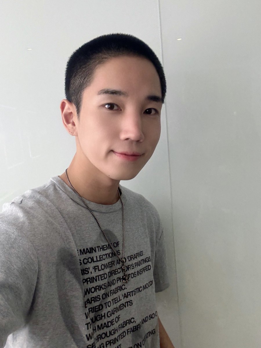 VannerOfficial's tweet photo. [#성국]

건강히 잘 다녀오겠습니다. 모두 사랑합니다🫡💜  🩷  

#VANNER #배너 #SUNGKOOK https://t.co/26TkuyyYrc
