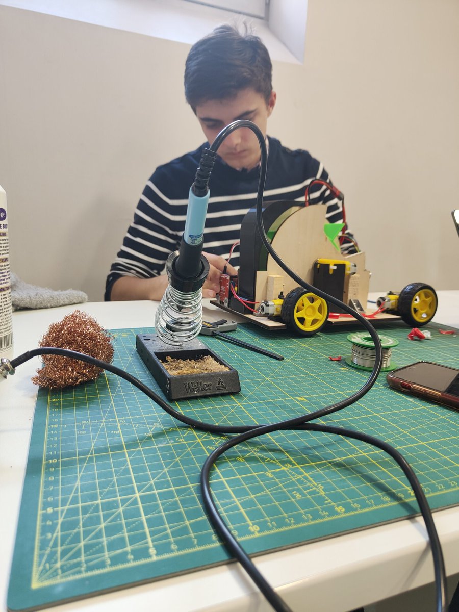 Vous rêvez de concevoir le futur ? A l'@esme_ingenieurs , une grande place est accordées aux projets !  🤖
Plongez dès la première année dans des projets concrets et stimulants à travers nos parcours de découverte 💡 swll.to/SsQKw