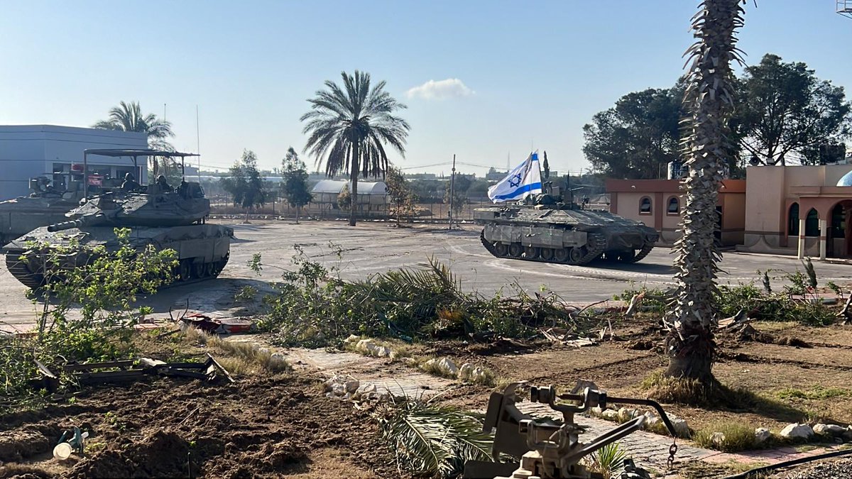 Израелската армија тврди дека презела контрола над палестинската страна на преминот Рафа v.aa.com.tr/3212190