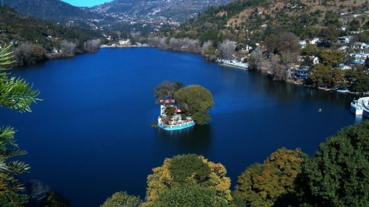 Bhimtal lake is drying up. Due to decreasing water level, silt and debris in the lake is rotting causing a foul smell which makes it difficult to sit next to it. Mahasheer fish pop might get affected Silt accumulation cited as main reason (amritvichar) #bhimtal #Uttarakhand