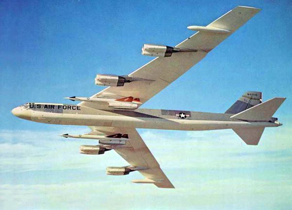 Hound dog’un ana motoru bir Pratt & Whitney J52-P-3 turbojet motordu. J52 motoru, arka gövdenin altında bulunan bir bölmede bulunuyordu ve füzeye garip bir görünüm veriyordu.

Hound Dog'da kullanılan J52-P-3 motoru, A-4 Skyhawk veya A-6 Intruder gibi uçaklara takılan J52'lerin…