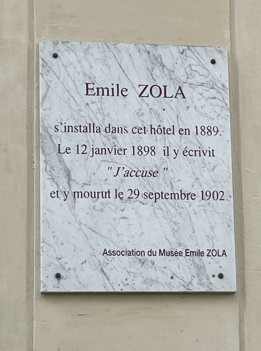 🍷 Vous connaissez les nouvelles terrasses “Infinity” dans #paris9? À perte de vue !
Émile Zola aurait adoré prendre sa🍺 dans le caniveau en essayant de se faire un chemin pour sortir de chez lui. 

Une nouvelle rue piétonne, bien sûr. 🤡
