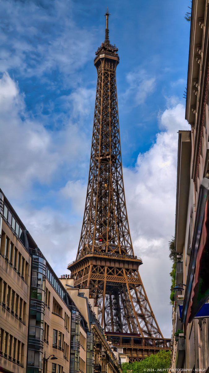 Quand la plus vieille dame de Paris apparaît au coin d’une rue !  
Leica SL2  
#paris #visitparis #regionparis #explorefrance #shootuploadrepeat #gettyimagescontributor #eiffeltower #toureiffel #leica #leicacaamera #leicacamerafrance