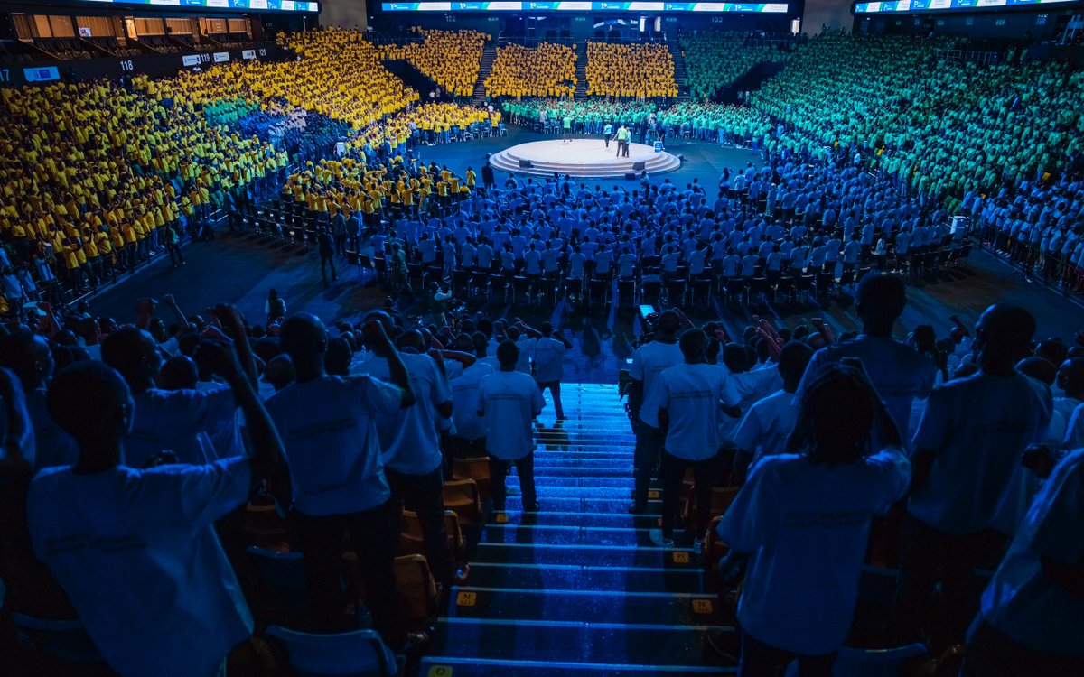 RwandaGov's tweet image. Uyu munsi, urubyiruko rurenga 7.500 ruteraniye muri BK Arena, mu ihuriro ry’urubyiruko rw'abakorerabushake.
Kuva mu 2013,  abarenga miliyoni 1,7 bagize uruhare rukomeye mu bikorwa biteza imbere Igihugu.
Intero ni iyi: "Dukomere ku murage wacu"
Kurikira: @rbarwanda
#DecadeOfImpact