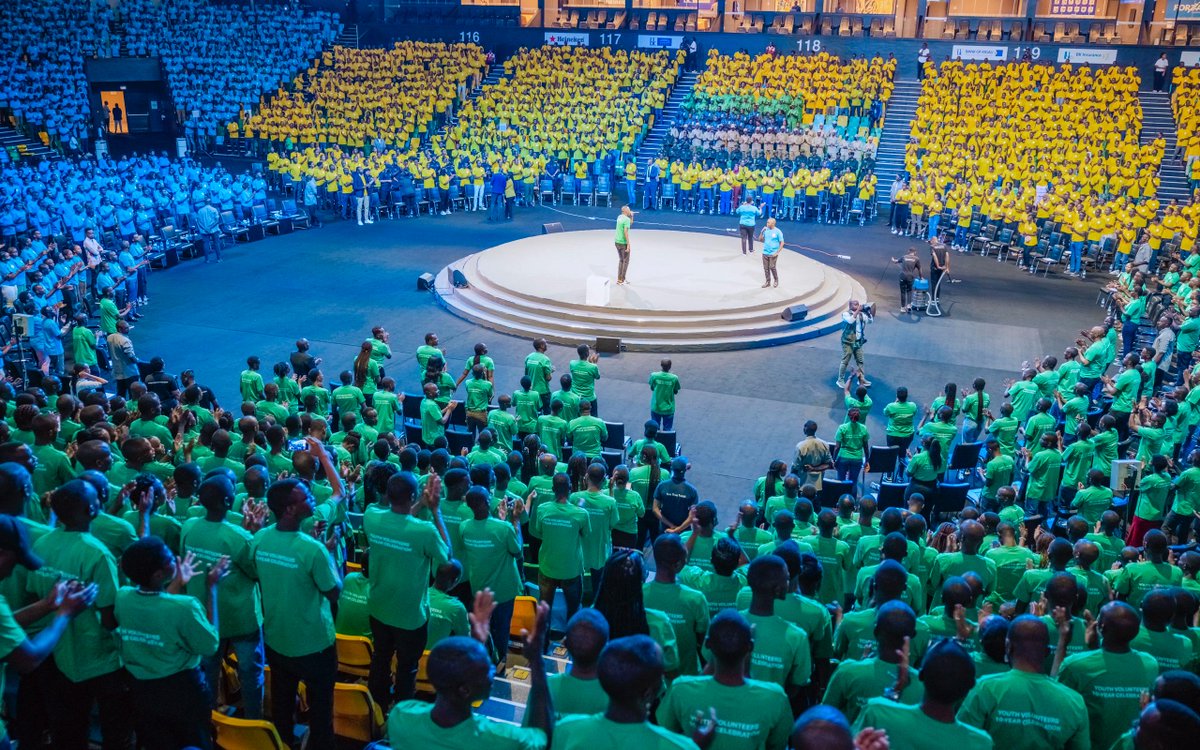 RwandaGov's tweet image. Uyu munsi, urubyiruko rurenga 7.500 ruteraniye muri BK Arena, mu ihuriro ry’urubyiruko rw'abakorerabushake.
Kuva mu 2013,  abarenga miliyoni 1,7 bagize uruhare rukomeye mu bikorwa biteza imbere Igihugu.
Intero ni iyi: "Dukomere ku murage wacu"
Kurikira: @rbarwanda
#DecadeOfImpact