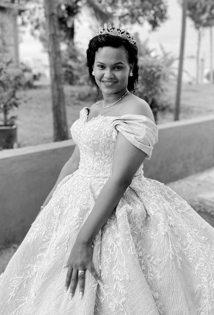 idringp's tweet image. One time my wife now (Girlfriend then) thought it would be a good idea to talk about our relationship trials on social media .. it started off well for her with most of her “followers/ Sympathisers/ friends” bashing me to pulp, It’s not until I showed her a very seductive message…